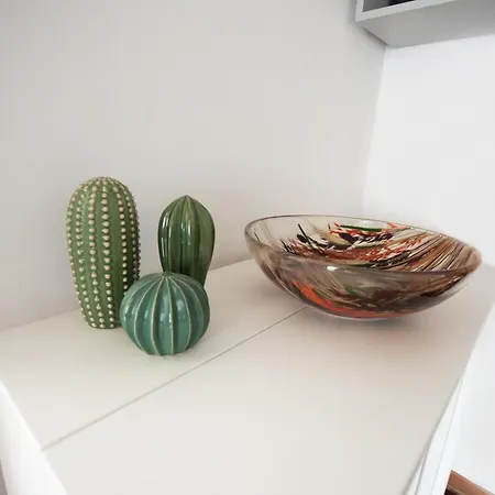 Artisti, Cozy Flat In