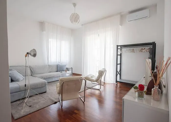 Artisti, Cozy Flat In فلورنس