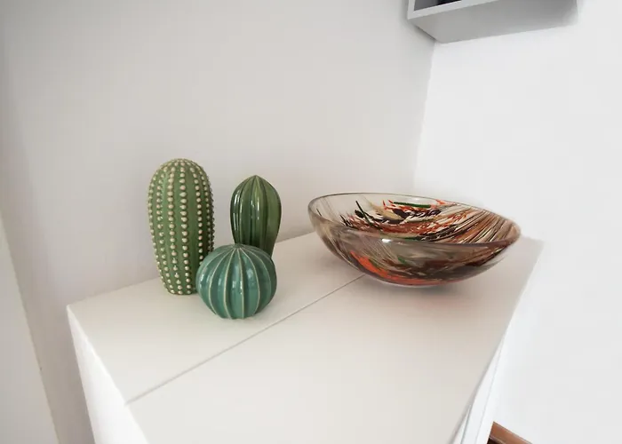 Artisti, Cozy Flat In