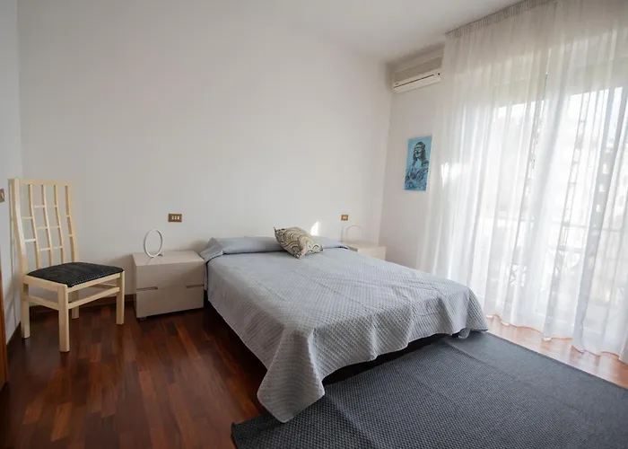 Artisti, Cozy Flat In